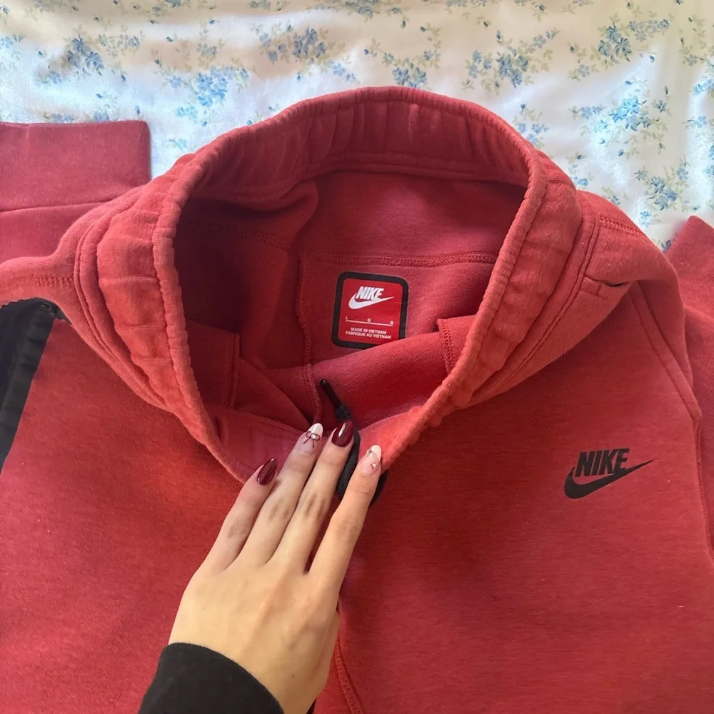 Nike tech Kids Crimson Jogger Pants and sweatshirt - Picture 2 of 3